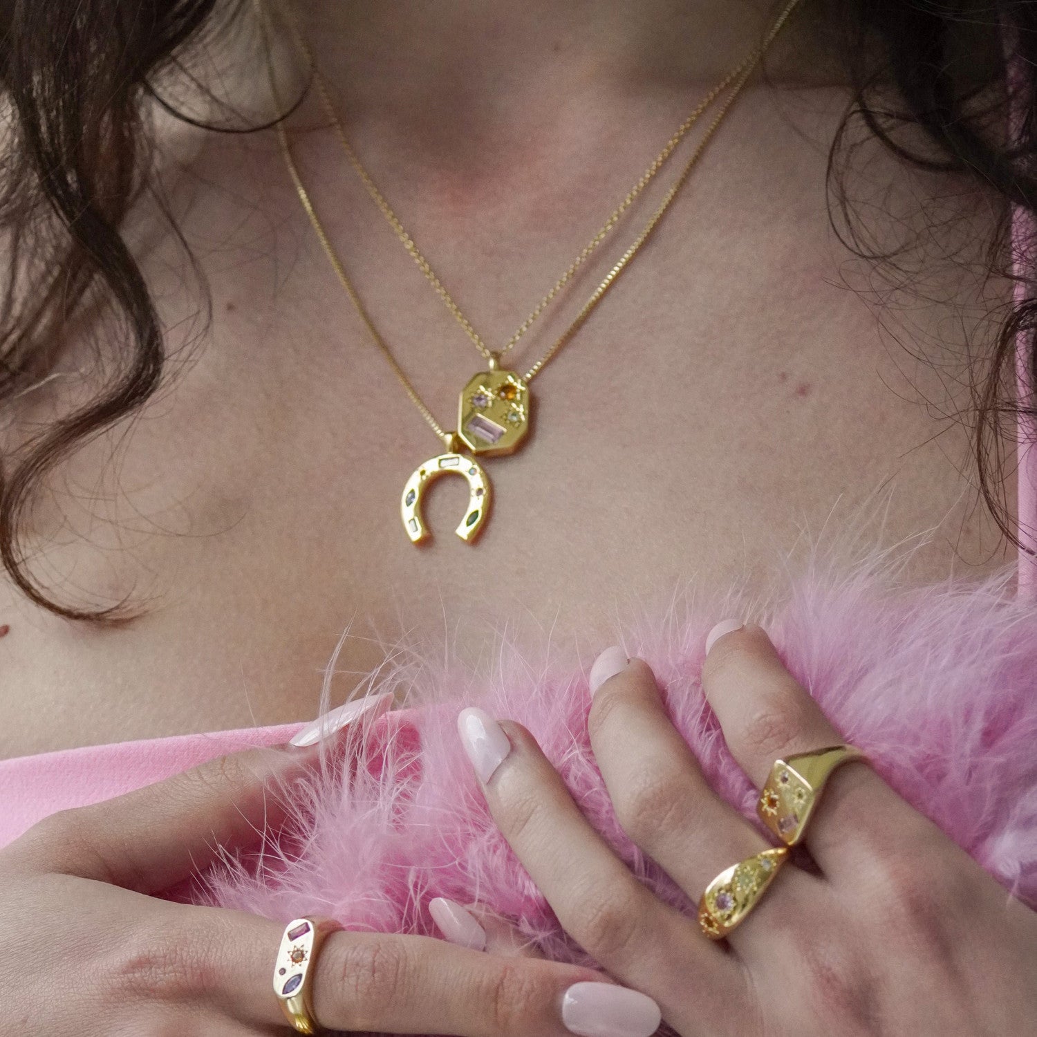 Collar de cobre de acero inoxidable con símbolo de la suerte del caleidoscopio en forma de U al por mayor